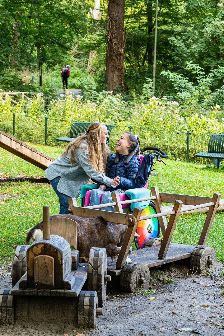 MVG Zorg medewerker met een kind in rolstoel op de kinderboerderij
