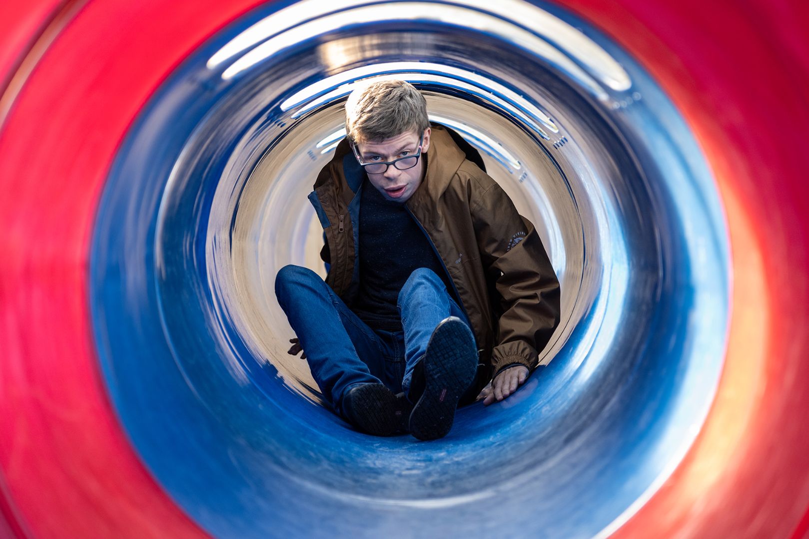 Jongen in een fel gekleurde tunnel