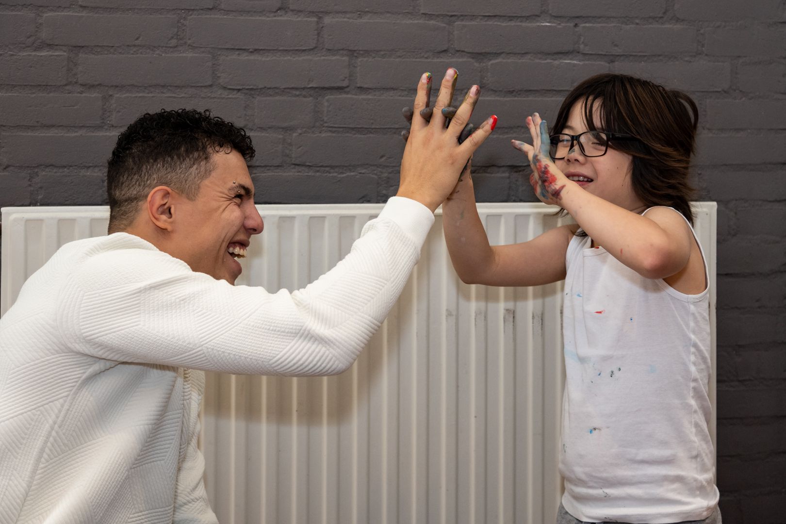 MVG Zorg medewerker geeft een blij kind een high-five