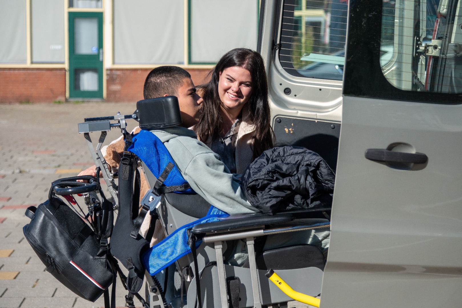 begeleider mvg zorg help kind de auto in met lift