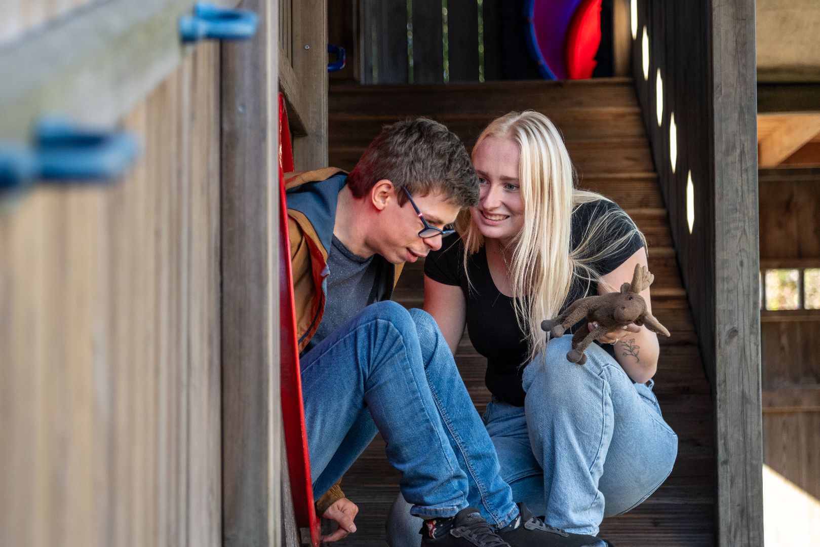 MVG Zorg medewerkers met een kind in speeltuin