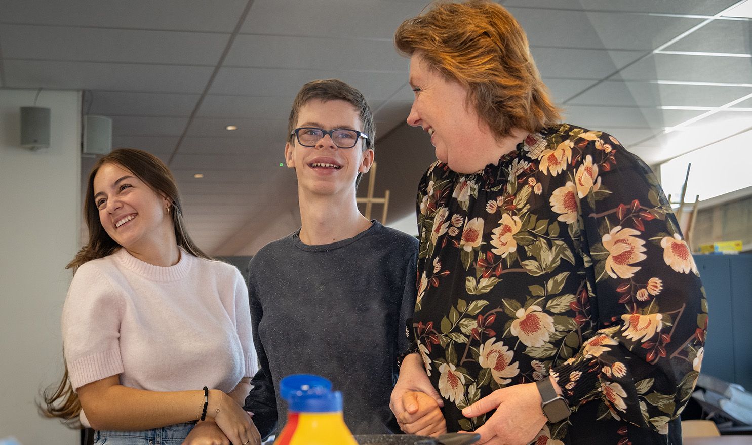 Medewerker van MVG met lachende kinderen